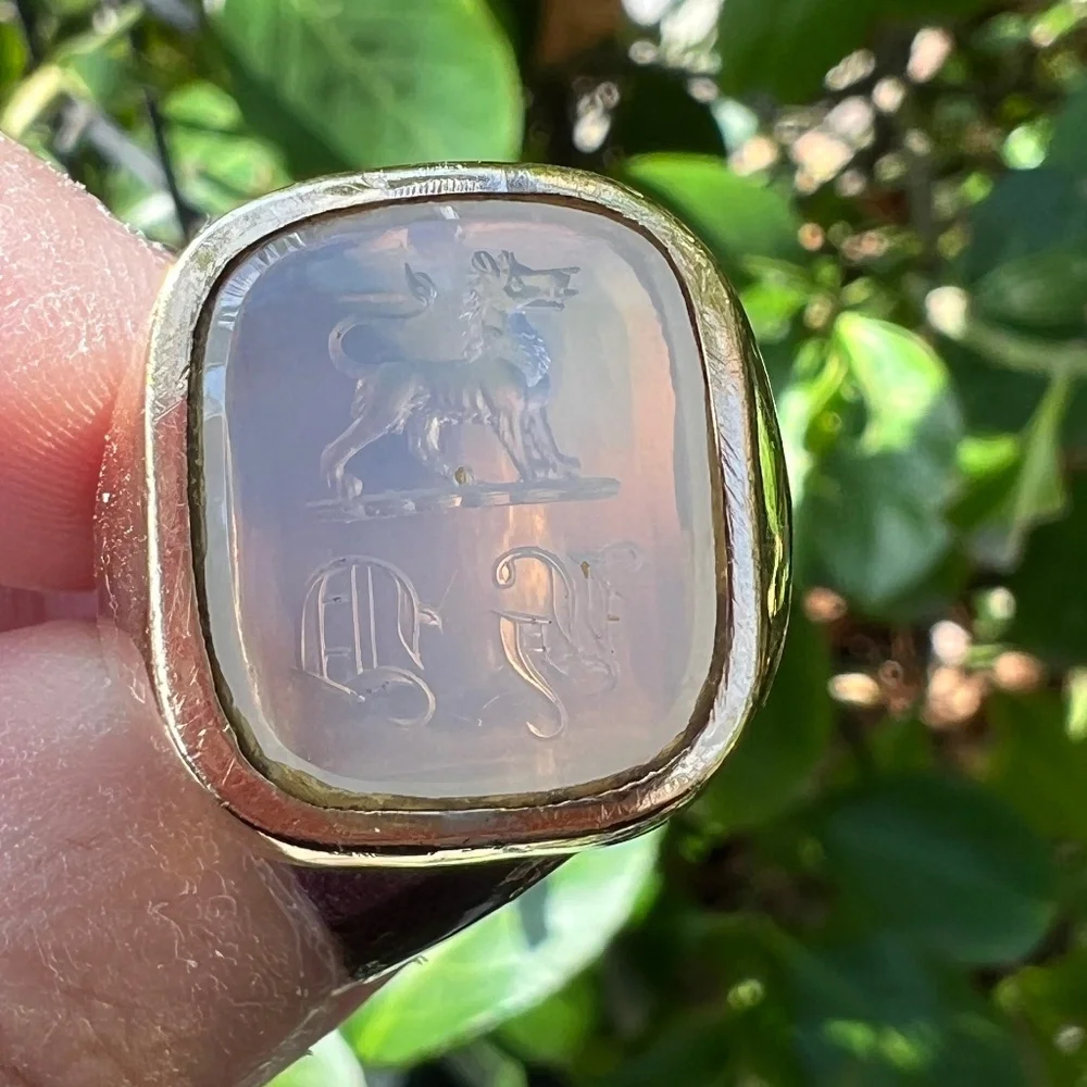 VINTAGE 9K GOLD WHITE CHALCEDONY LION INTAGLIO SIGNET RING BRITISH HALLMARKS